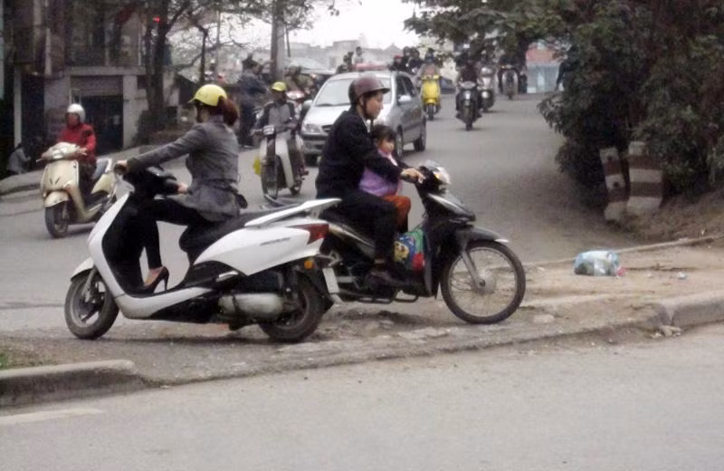 Trên đường Đào Tấn, những con lươn ngăn cách được xây xong chưa khô vữa thì đã có người ra đập đi để lấy chỗ đi lại hàng ngày cho một số người dân quanh khu vực đó.