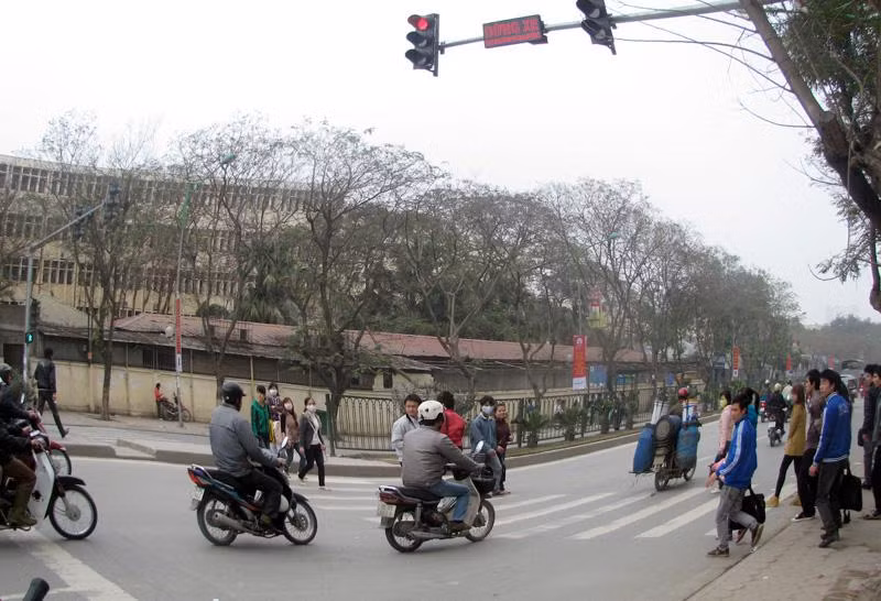 Không chỉ người đi bộ vi phạm mà người điều khiển các phương tiện cũng vượt đèn đỏ.