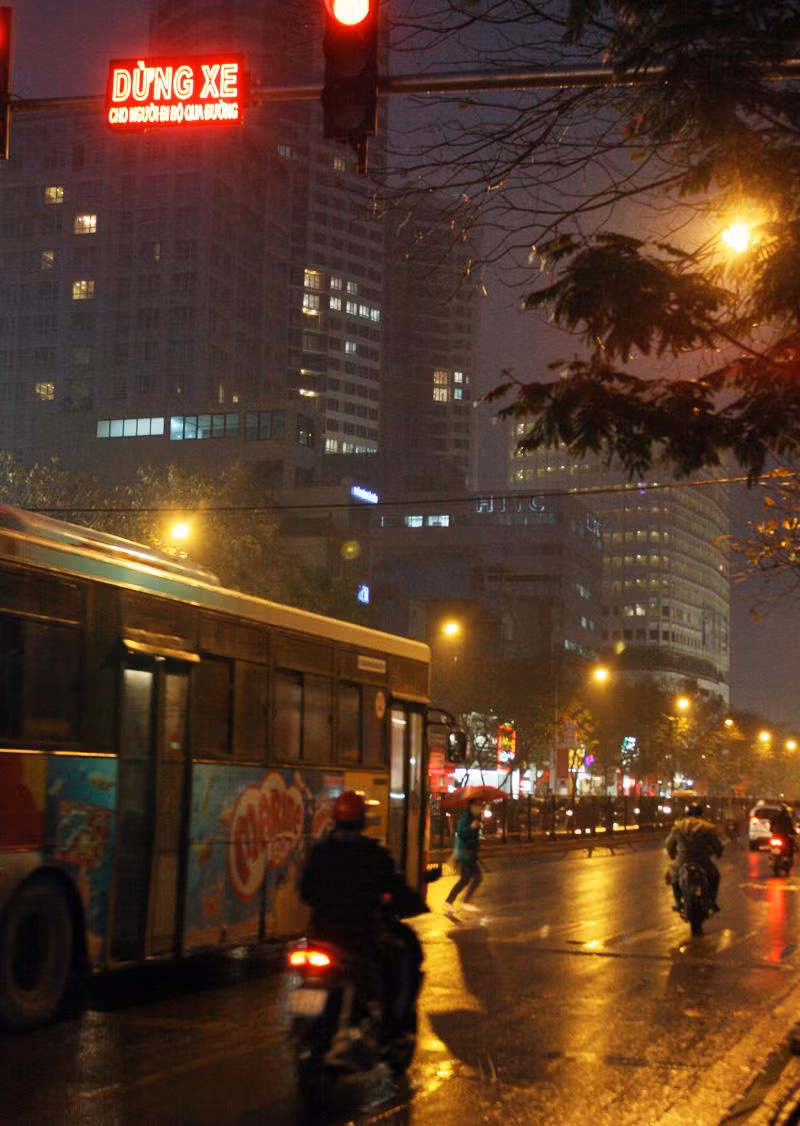 Xe buýt vẫn đi, người đi bộ qua đường phải chạy thật nhanh để tránh bị xe buýt đâm, nhưng trước mặt họ lại có nguy hiểm bởi những chiếc xe máy đang chạy với tốc độ cao có thể đâm họ bất cứ lúc nào.