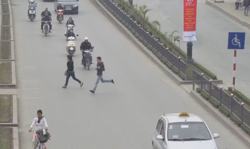 Một số người còn chạy qua đường