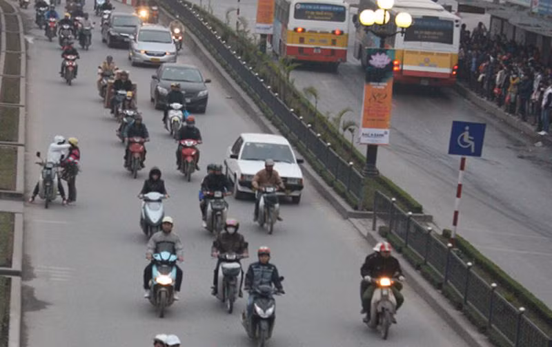 Đây là hình ảnh tại điểm trung chuyển xe buýt trước cổng Đại học Giao thông vận tải Hà Nội. Khi không có người sang đường, các phương tiện tham gia đang lưu thông rất đều đặn, thoáng và có khoảng cách an toàn.