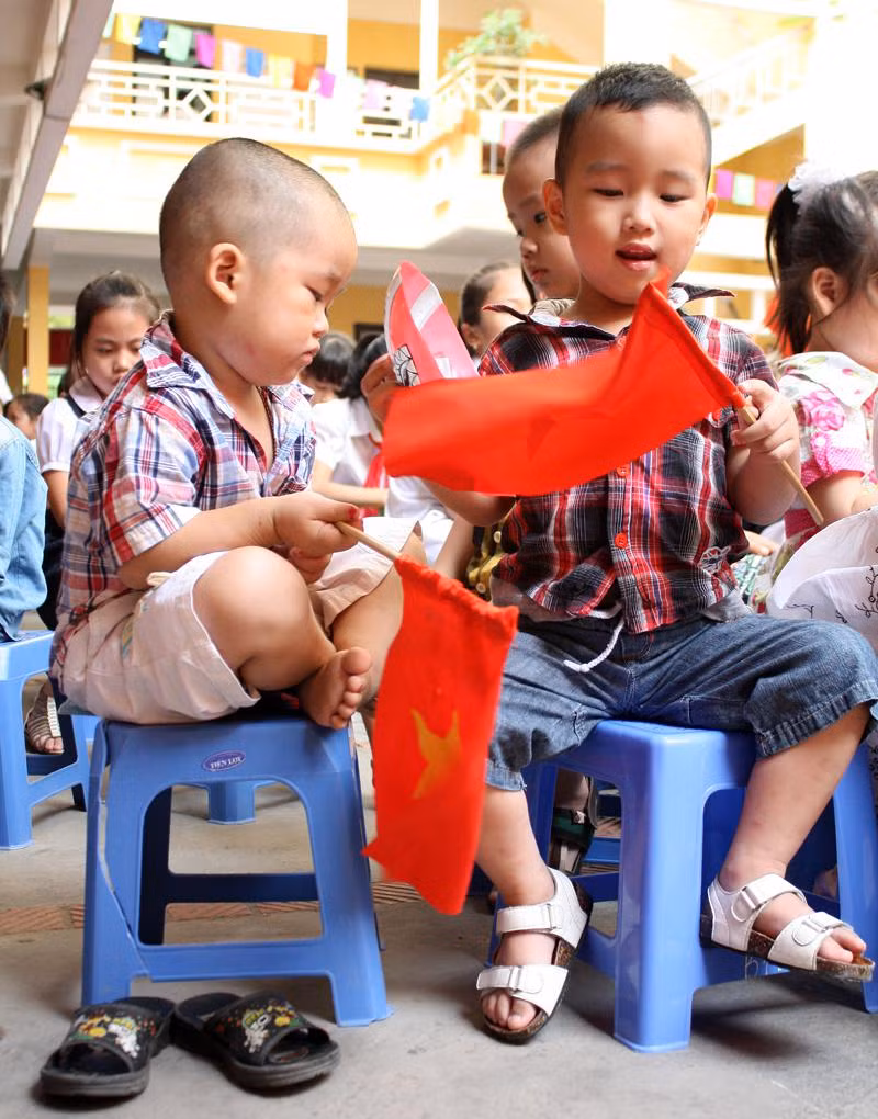 Mới bước vào lớp 1 nên bạn nhỏ này chưa quen với việc ngồi ngay ngắn. >> Chùm ảnh: Giới trẻ Hà Thành chào Quốc khánh bằng đàn ghita >>Nữ sinh đẹp rạng ngời ngày khai trường >> Rơi nước mắt, học sinh quỳ đất trong lễ tựu trường >>> Phát sốt vì cô giáo 9X xinh đẹp của trường Chuyên Hà Nội - Amsterdam