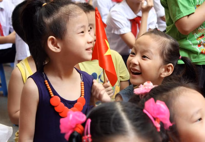 >> Chùm ảnh: Giới trẻ Hà Thành chào Quốc khánh bằng đàn ghita >>Nữ sinh đẹp rạng ngời ngày khai trường >> Rơi nước mắt, học sinh quỳ đất trong lễ tựu trường >>> Phát sốt vì cô giáo 9X xinh đẹp của trường Chuyên Hà Nội - Amsterdam