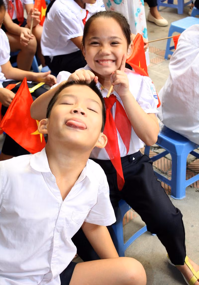 >> Chùm ảnh: Giới trẻ Hà Thành chào Quốc khánh bằng đàn ghita >>Nữ sinh đẹp rạng ngời ngày khai trường >> Rơi nước mắt, học sinh quỳ đất trong lễ tựu trường >>> Phát sốt vì cô giáo 9X xinh đẹp của trường Chuyên Hà Nội - Amsterdam