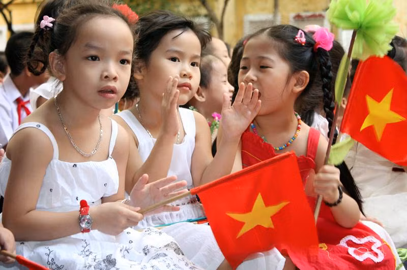 >> Chùm ảnh: Giới trẻ Hà Thành chào Quốc khánh bằng đàn ghita >>Nữ sinh đẹp rạng ngời ngày khai trường >> Rơi nước mắt, học sinh quỳ đất trong lễ tựu trường >>> Phát sốt vì cô giáo 9X xinh đẹp của trường Chuyên Hà Nội - Amsterdam