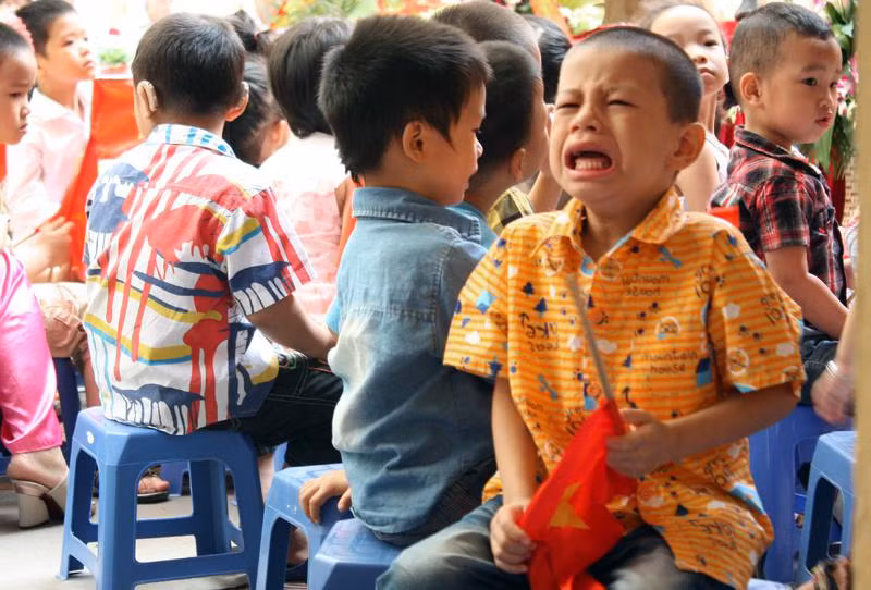 Còn cậu bé này thì thổn thức khóc khi thấy mẹ đến gần. >> Chùm ảnh: Giới trẻ Hà Thành chào Quốc khánh bằng đàn ghita >>Nữ sinh đẹp rạng ngời ngày khai trường >> Rơi nước mắt, học sinh quỳ đất trong lễ tựu trường >>> Phát sốt vì cô giáo 9X xinh đẹp của trường Chuyên Hà Nội - Amsterdam