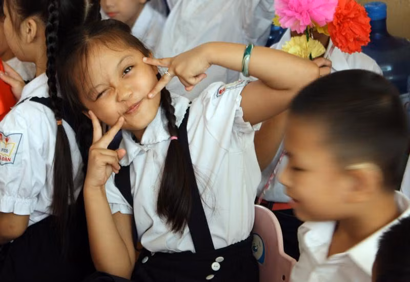 Nhí nhảnh tạo dáng. >> Chùm ảnh: Giới trẻ Hà Thành chào Quốc khánh bằng đàn ghita >>Nữ sinh đẹp rạng ngời ngày khai trường >> Rơi nước mắt, học sinh quỳ đất trong lễ tựu trường >>> Phát sốt vì cô giáo 9X xinh đẹp của trường Chuyên Hà Nội - Amsterdam