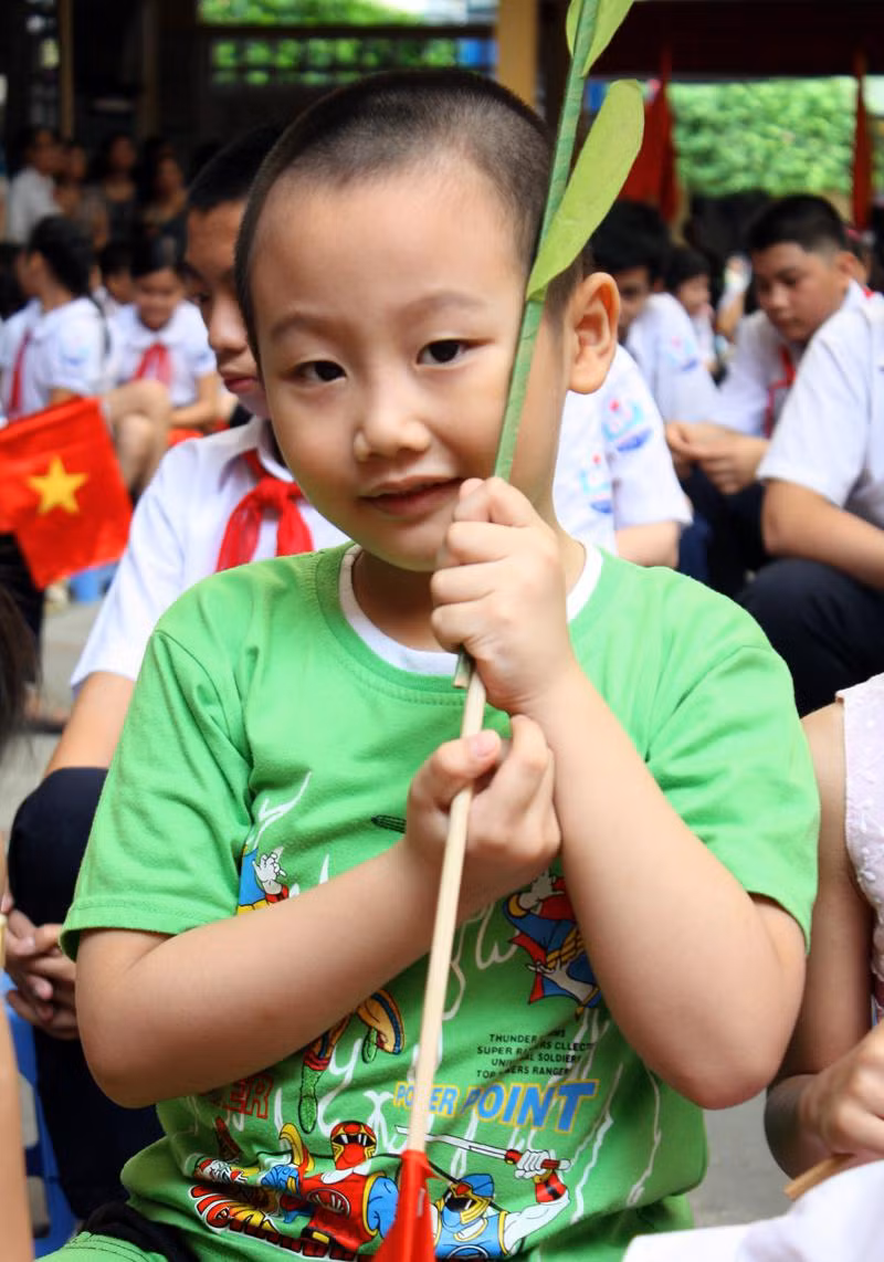 >> Chùm ảnh: Giới trẻ Hà Thành chào Quốc khánh bằng đàn ghita >>Nữ sinh đẹp rạng ngời ngày khai trường >> Rơi nước mắt, học sinh quỳ đất trong lễ tựu trường >>> Phát sốt vì cô giáo 9X xinh đẹp của trường Chuyên Hà Nội - Amsterdam