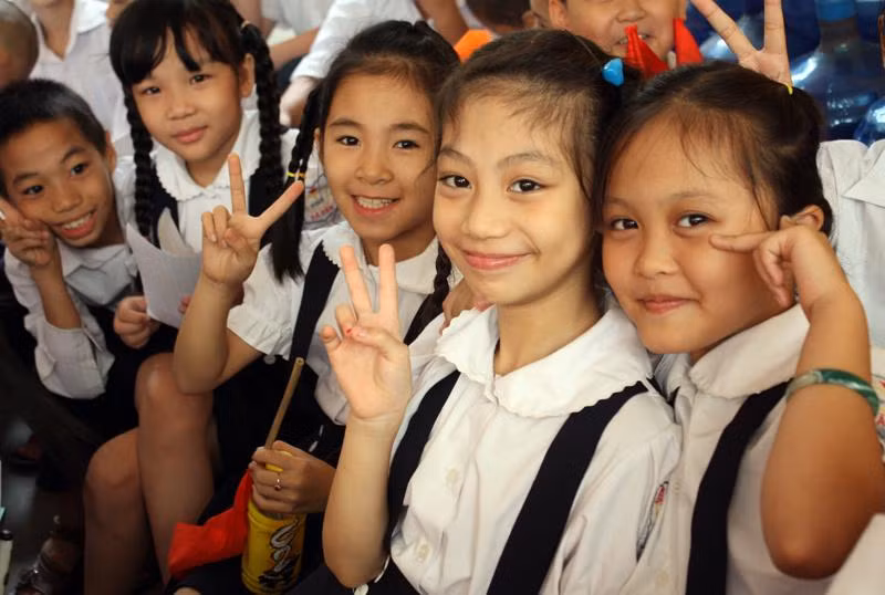 Làm dáng trước ống kính máy ảnh. >> Chùm ảnh: Giới trẻ Hà Thành chào Quốc khánh bằng đàn ghita >>Nữ sinh đẹp rạng ngời ngày khai trường >> Rơi nước mắt, học sinh quỳ đất trong lễ tựu trường >>> Phát sốt vì cô giáo 9X xinh đẹp của trường Chuyên Hà Nội - Amsterdam