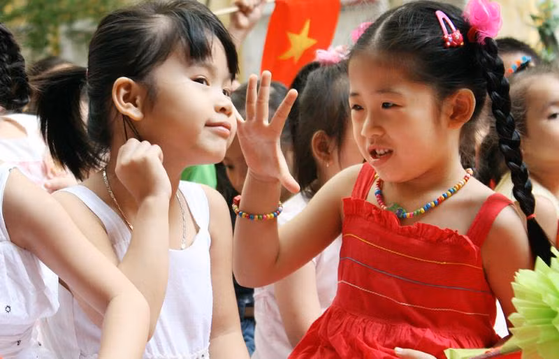 >> Chùm ảnh: Giới trẻ Hà Thành chào Quốc khánh bằng đàn ghita >>Nữ sinh đẹp rạng ngời ngày khai trường >> Rơi nước mắt, học sinh quỳ đất trong lễ tựu trường >>> Phát sốt vì cô giáo 9X xinh đẹp của trường Chuyên Hà Nội - Amsterdam