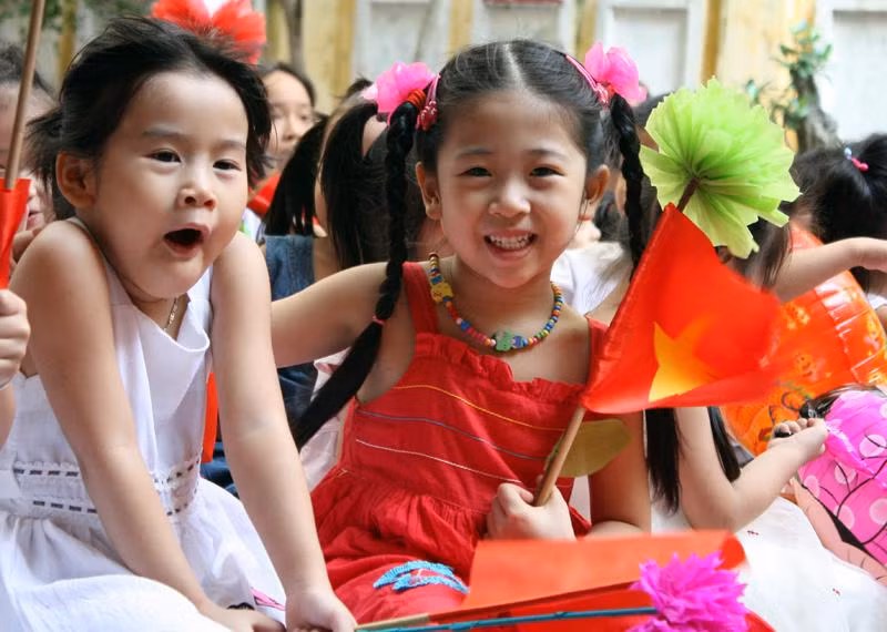 >> Chùm ảnh: Giới trẻ Hà Thành chào Quốc khánh bằng đàn ghita >>Nữ sinh đẹp rạng ngời ngày khai trường >> Rơi nước mắt, học sinh quỳ đất trong lễ tựu trường >>> Phát sốt vì cô giáo 9X xinh đẹp của trường Chuyên Hà Nội - Amsterdam