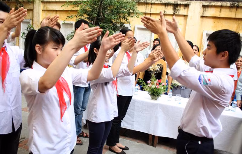 Trong hơn 400 học sinh, chiếm hơn nửa là học sinh bị khiếm thính. Các em phải học bằng ngôn ngữ cử chỉ. >> Chùm ảnh: Giới trẻ Hà Thành chào Quốc khánh bằng đàn ghita >>Nữ sinh đẹp rạng ngời ngày khai trường >> Rơi nước mắt, học sinh quỳ đất trong lễ tựu trường >>> Phát sốt vì cô giáo 9X xinh đẹp của trường Chuyên Hà Nội - Amsterdam