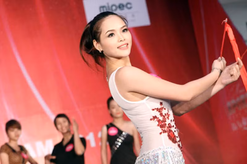 Chia sẻ về sở thích thể thao của mình, Hương Thảo cho hay: “Em có cơ hội được tập múa từ nhỏ vì thế em đã chọn múa lụa cho phần thi năng khiếu của mình. Ngoài múa, em bắt đầu học bóng chuyền từ năm 14 tuổi và sau đó thì vào học lớp năng khiếu ở Sở Thể dục thể thao. Đến bây giờ em vẫn thường xuyên tham gia luyện tập các môn thể thao như bóng chuyền, chạy bộ...”. >> VẺ ĐẸP THÁNH THIỆN CỦA NỮ SINH ĐẠI HỌC KINH TẾ QUỐC DÂN >> NỤ CƯỜI TỎA SÁNG CỦA MISS NGÔI SAO BÍCH KHANH