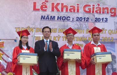 Thủ tướng Nguyễn Tấn Dũng trao thưởng cho các em học sinh đỗ thủ khoa các trường đại học trong kỳ thi tuyển sinh đại học năm 2012 Thủ tướng Nguyễn Tấn Dũng trao thưởng cho các em học sinh đỗ thủ khoa các trường đại học trong kỳ thi tuyển sinh đại học năm 2012