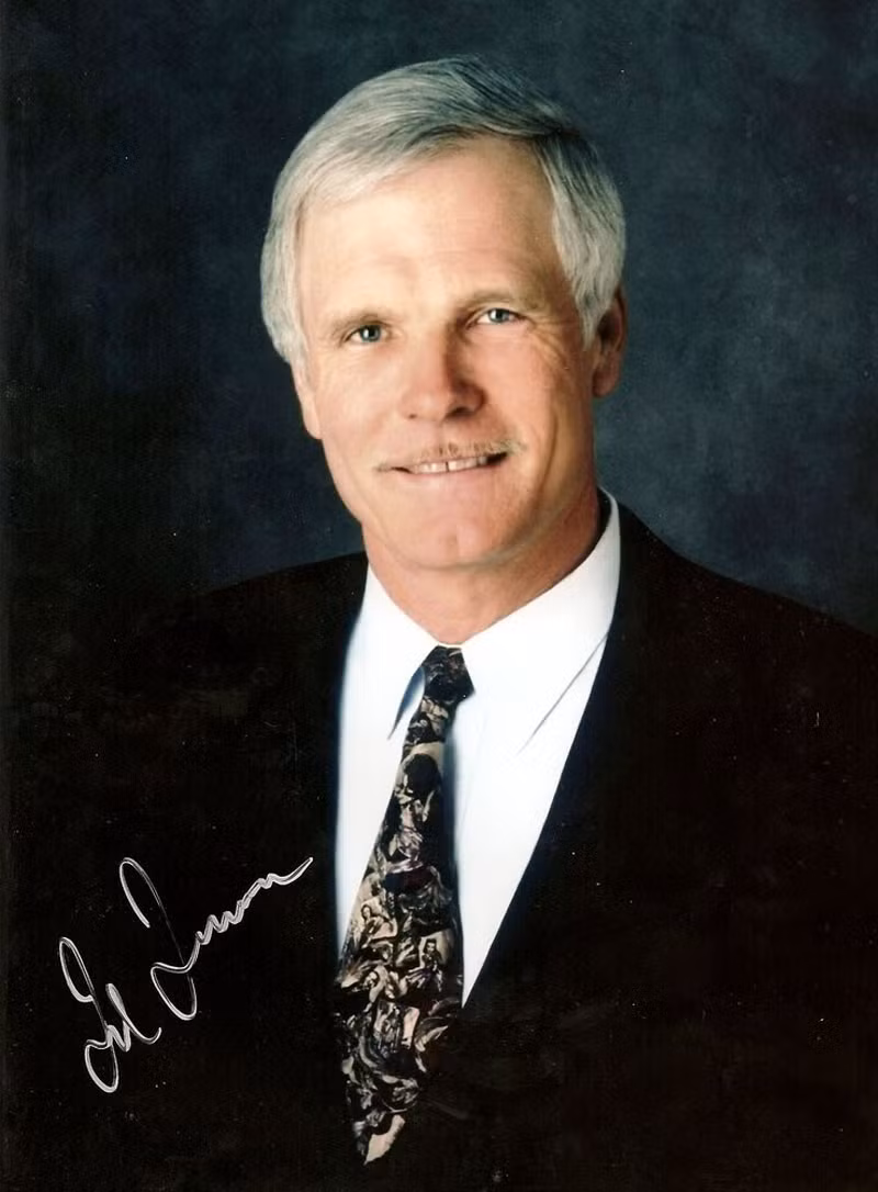 Ted Turner không chỉ là một doanh nhân thành công, mà còn là một nhà hảo tâm nổi tiếng với các hoạt động gây quỹ từ thiện, bảo vệ môi trường, phản đối chiến tranh. Giá trị các quỹ do ông sáng lập lên đến hàng triệu USD. Khi được hỏi về bí quyết thành công trong kinh doanh, Ted Turner đưa ra lời khuyên hết sức bình dị: “Ngủ sớm, dậy sớm, làm hết sức mình”. >> NHỮNG NGƯỜI NỔI TIẾNG TỪNG TRƯỢT ĐẠI HỌC (P1) >>> NHỮNG HOTGIRL TỪNG THI ĐỖ THỦ KHOA ĐẠI HỌC