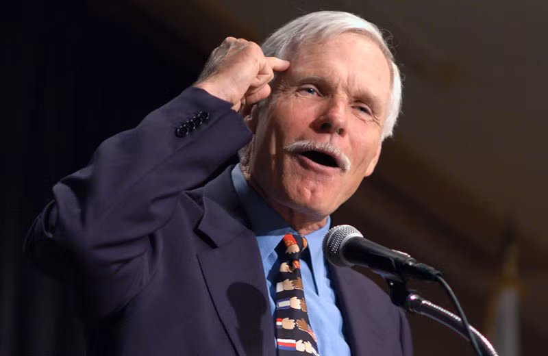Ted Turner có tên đầy đủ là Robert Edward Turner III, sinh ngày 19/11/1938 tại Cincinnati, bang Ohio, Mỹ. Ông chính là cha đẻ của CNN - mạng lưới truyền hình mạnh nhất, đáng tin tưởng nhất và có số lượng người xem nhiều nhất trên thế giới. >> NHỮNG NGƯỜI NỔI TIẾNG TỪNG TRƯỢT ĐẠI HỌC (P1) >>> NHỮNG HOTGIRL TỪNG THI ĐỖ THỦ KHOA ĐẠI HỌC