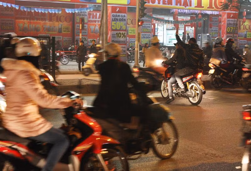 Còn đây là hình ảnh hai thanh niên điều khiển xe máy không đội mũ bảo hiểm sang đường qua lối cho người khuyết tật một cách rất tự do. Những hình ảnh như này bắt gặp thường xuyên ở những chỗ sang đường có đèn tín hiệu trên đường Xuân Thủy không chỉ gây ùn ứ và xung đột giao thông mà còn gây ức chế với người điều khiển phương tiện giao thông trên đường.