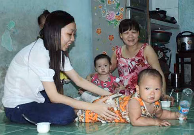 Hoàng Bảo Thy sinh năm 1994 là thủ khoa ĐH Quy Nhơn với tổng số 26 điểm (Văn 9,25; Địa 9; Sử 7,75 điểm). “Em không học khuya, ngoài giờ học bài trên lớp em thường học bài ở nhà từ 18 giờ đến 23 giờ. Đó là thời gian em học tốt nhất và đạt hiệu quả cao. Em luôn chú tâm nghe giảng bài ở lớp. Khi về nhà em thường tìm những quyển giáo khoa nâng cao để đọc và làm thực hành” - Bảo Thy cho biết. Ngoài giờ học, Thy còn giúp mẹ làm công việc giữ trẻ. >> NHỮNG HOTGIRL TỪNG ĐỖ THỦ KHOA ĐẠI HỌC