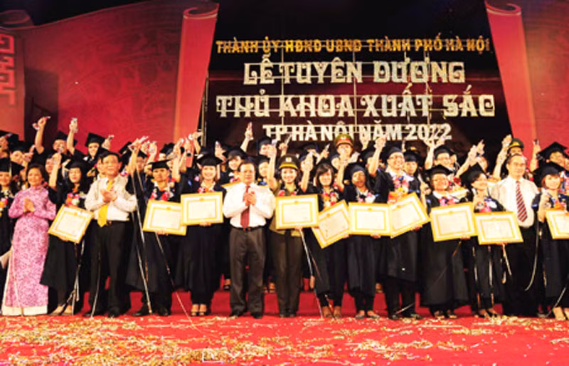 406 thủ khoa năm 2012 đã được TP Hà Nội tuyên dương tại Văn Miếu - Quốc Tử Giám ngày 26/8. Ảnh: KTĐT 406 thủ khoa năm 2012 đã được TP Hà Nội tuyên dương tại Văn Miếu - Quốc Tử Giám ngày 26/8. Ảnh: KTĐT