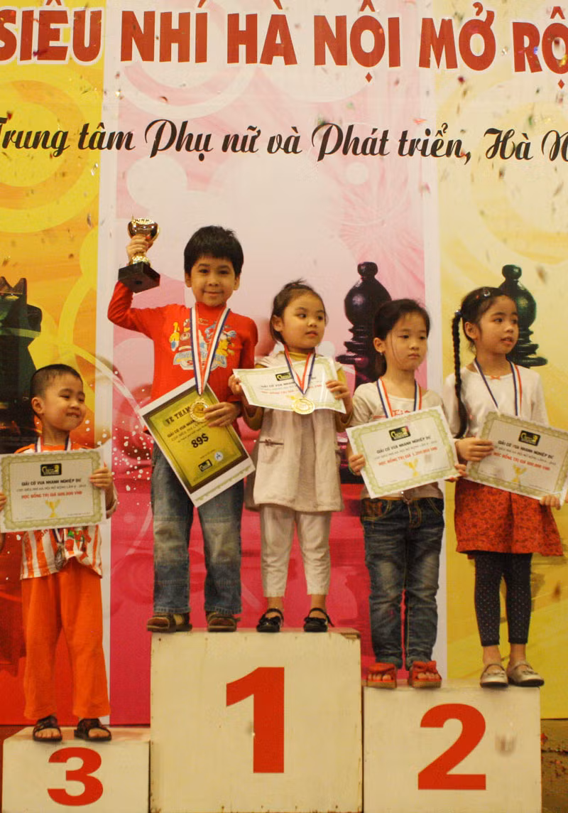 Phạm Tùng Lâm (cầm cúp), giải Nhất khối mầm non.