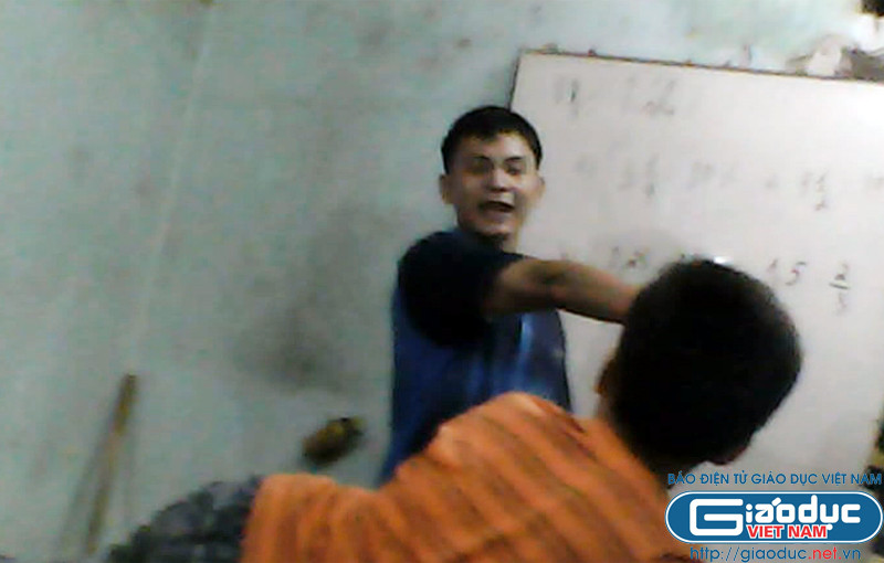 Thầy giáo này hỏi các em học sinh ngồi dưới “Không chú ý lên bảng có phải vi phạm không?" rồi quát em học sinh này nằm xuống để tiếp tục đánh. TRA CỨU ĐIỂM THI ĐẠI HỌC CAO ĐẲNG 2012