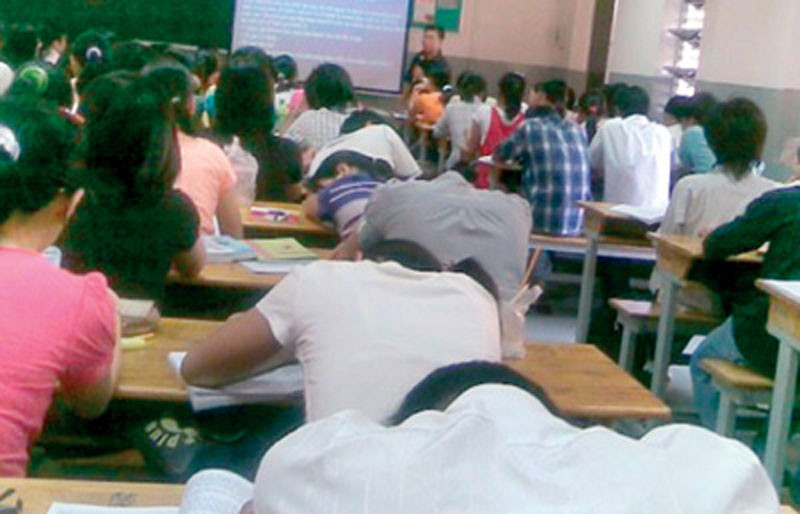 Xếp hạng đại học để làm gì khi thầy giảng bài còn sinh viên ở dưới ngủ gật? Xếp hạng đại học để làm gì khi thầy giảng bài còn sinh viên ở dưới ngủ gật?