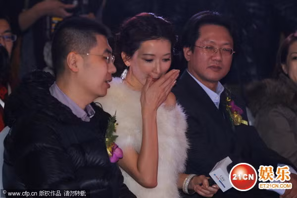 Lâm Chí Linh bí mật chuyện trò bên cạnh 2 vị lãnh đạo cấp cao của thương hiệu mà cô làm gương mặt đại diện.