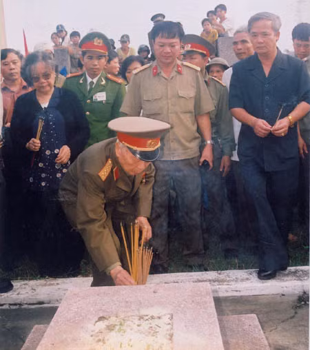 Đại tướng thắp hương trên phần mộ của cha.