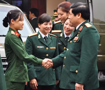 Đại tướng Phùng Quang Thanh thăm hỏi, động viên, chúc Tết chiến sĩ nữ của Bộ tư lệnh Binh chủng TTLL. Ảnh: Phú Sơn