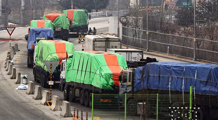 Đoàn xe tải viện trợ bột mì của Hàn Quốc rời thành phố Kaesong (Triều Tiên) hôm 27.1.
