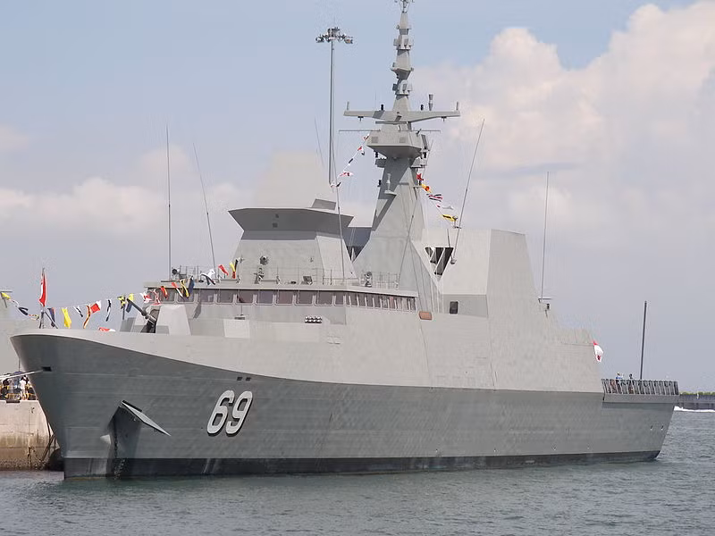 Khinh hạm RSS Intrepid của hải quân Singapore tại bến cảng.