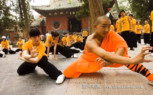 Ngày càng nhiều thanh thiếu niên Trung Quốc và nước ngoài tìm về Thiếu Lâm Tự học võ, vừa để phòng thân vừa nâng cao sức khỏe. Trường hợp như Minh quả là hy hữu, một kẻ bất hiếu, côn đồ mà biết võ nghệ sẽ nguy hiểm hơn rất nhiều cho xã hội (Hình chỉ có tính chất minh họa)