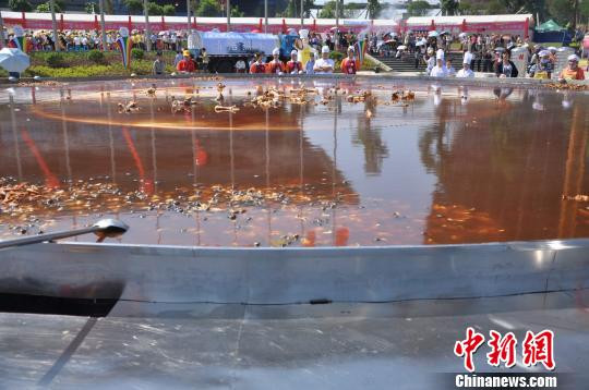 Nồi bún ốc khổng lồ