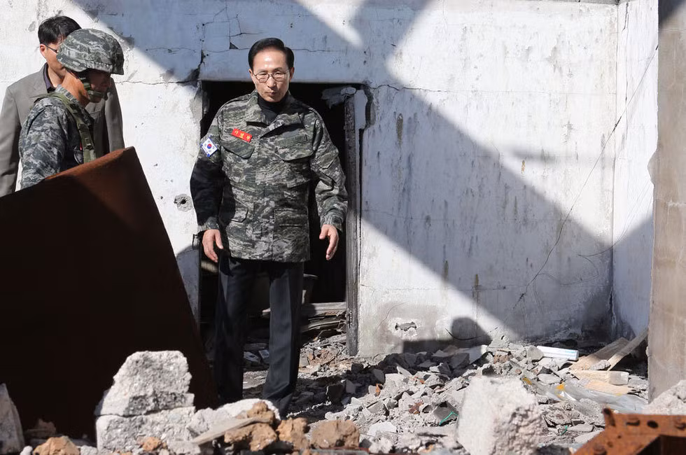 Ông Lee Myung-bak xuất hiện trong bộ quân phục quân đội Hàn Quốc Ông Lee Myung-bak xuất hiện trong bộ quân phục quân đội Hàn Quốc