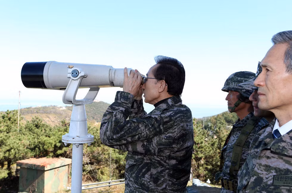 Ông Lee Myung-bak sử dụng ống nhòm quân sự nhìn về phía đất liền Bắc Triều Tiên Ông Lee Myung-bak sử dụng ống nhòm quân sự nhìn về phía đất liền Bắc Triều Tiên