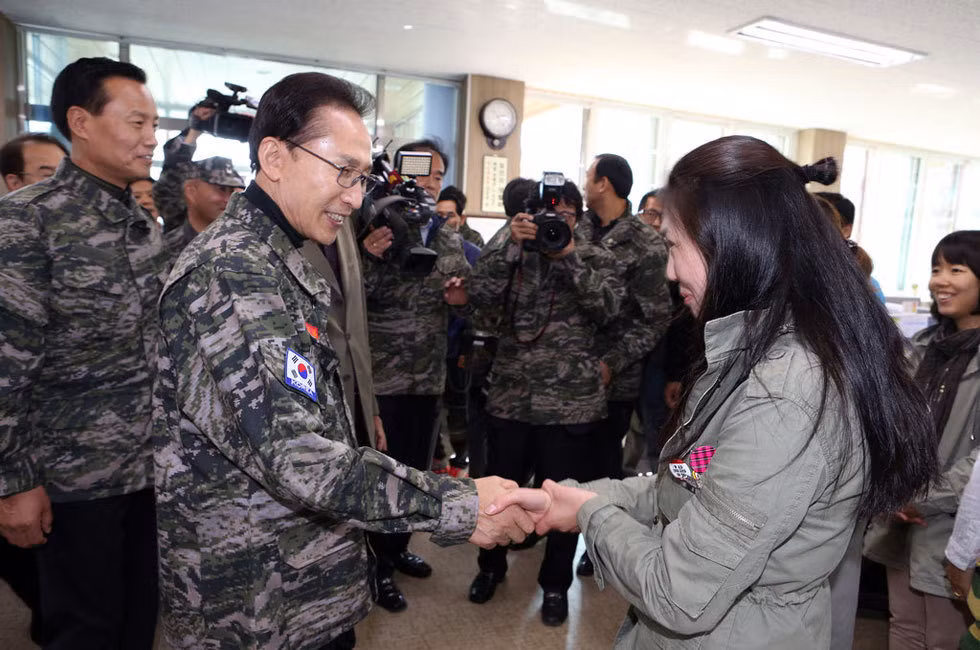 Thăm hỏi, động viên khích lệ các quân nhân đồn trú trên nhóm đảo Yeonpyeong Thăm hỏi, động viên khích lệ các quân nhân đồn trú trên nhóm đảo Yeonpyeong
