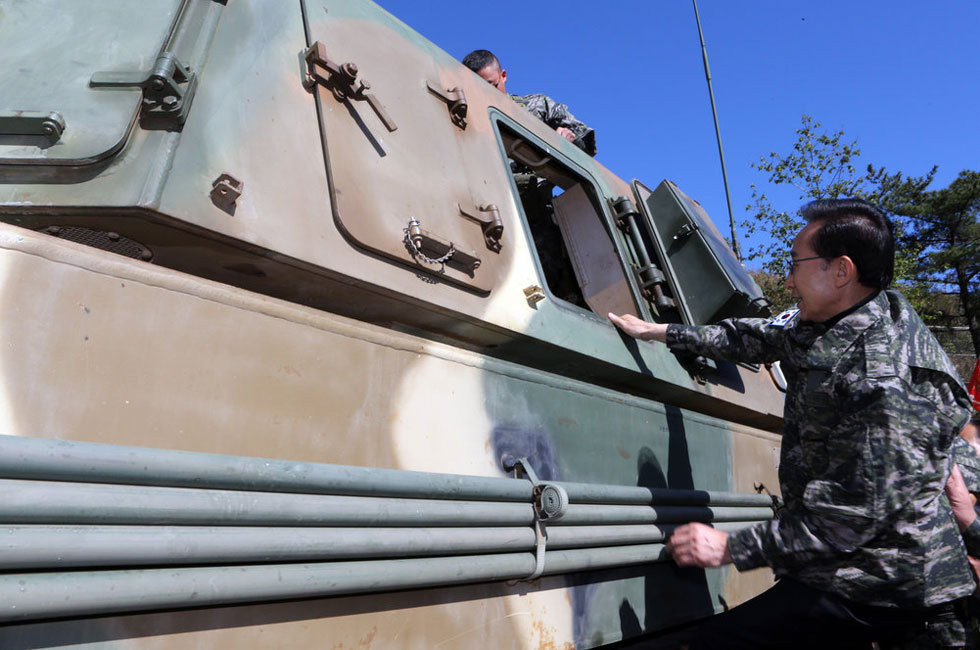 Kiểm tra trang thiết bị quân sự trên đảo