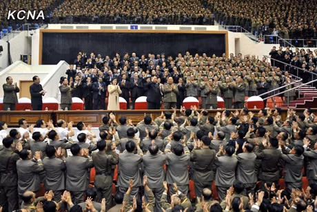 Vợ chồng nhà lãnh đạo Kim Jong-un xuất hiện trong tiếng hoan hô nhiệt liệt Vợ chồng nhà lãnh đạo Kim Jong-un xuất hiện trong tiếng hoan hô nhiệt liệt