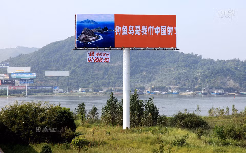 Chủ 1 biển quảng cáo còn trống lập tức đưa Senkaku lên để thu hút sự chú ý của khách hàng quảng cáo