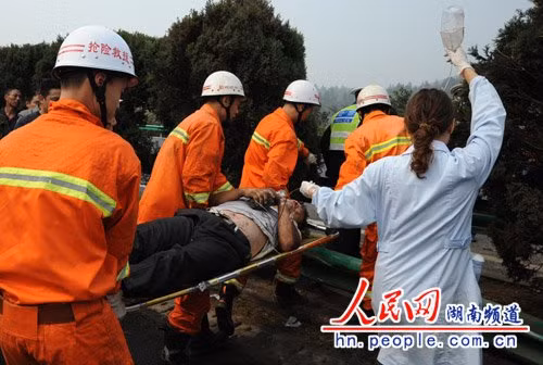 Đưa người bị thương đi cấp cứu