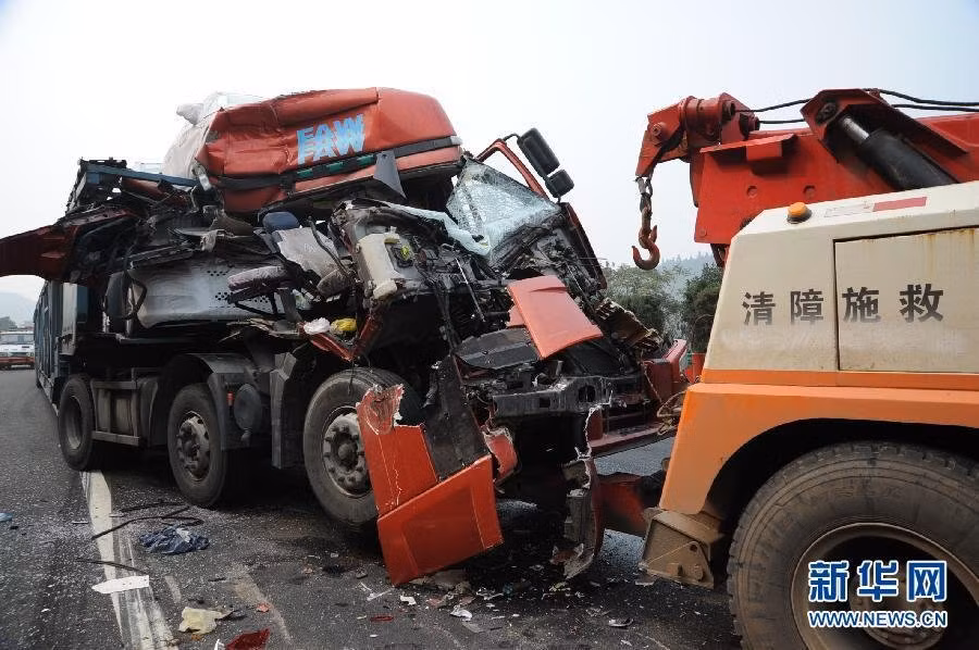22 chiếc xe tải liên hoàn va đập