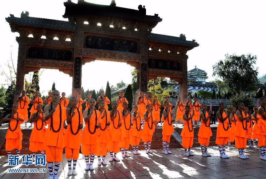 Các võ tăng Thiếu Lâm tự nghiêm thân đón khách