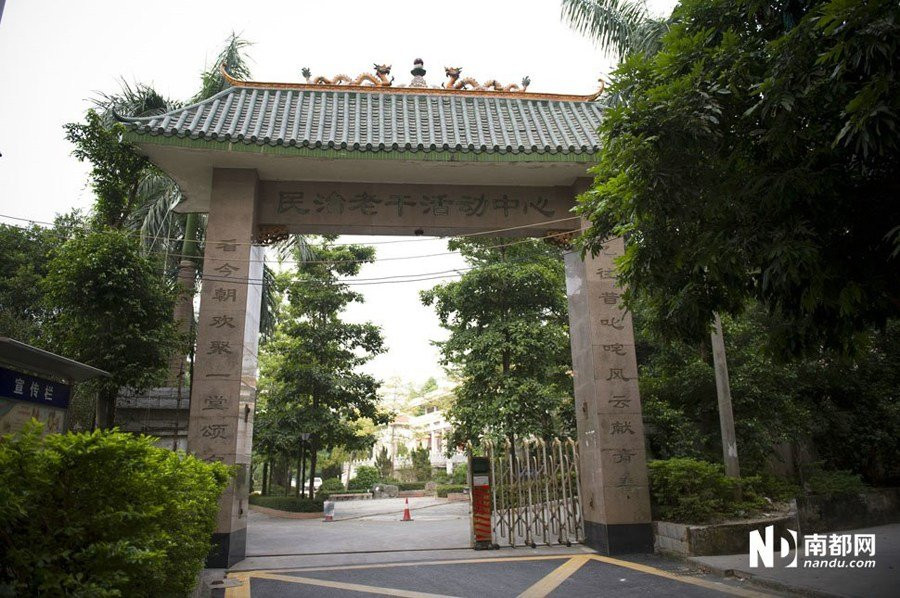 Cổng vào "trung tâm dưỡng lão An Thắng Đạt" khá khang trang, vắng vẻ Cổng vào "trung tâm dưỡng lão An Thắng Đạt" khá khang trang, vắng vẻ