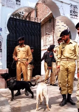 Pakistan: Binh sĩ Pakistan với những chú chó bảo vệ nhà thờ Hồi giáo Shiite ở Lahore phía đông của Pakistan, ngày 02/4/2001. Pakistan: Binh sĩ Pakistan với những chú chó bảo vệ nhà thờ Hồi giáo Shiite ở Lahore phía đông của Pakistan, ngày 02/4/2001.