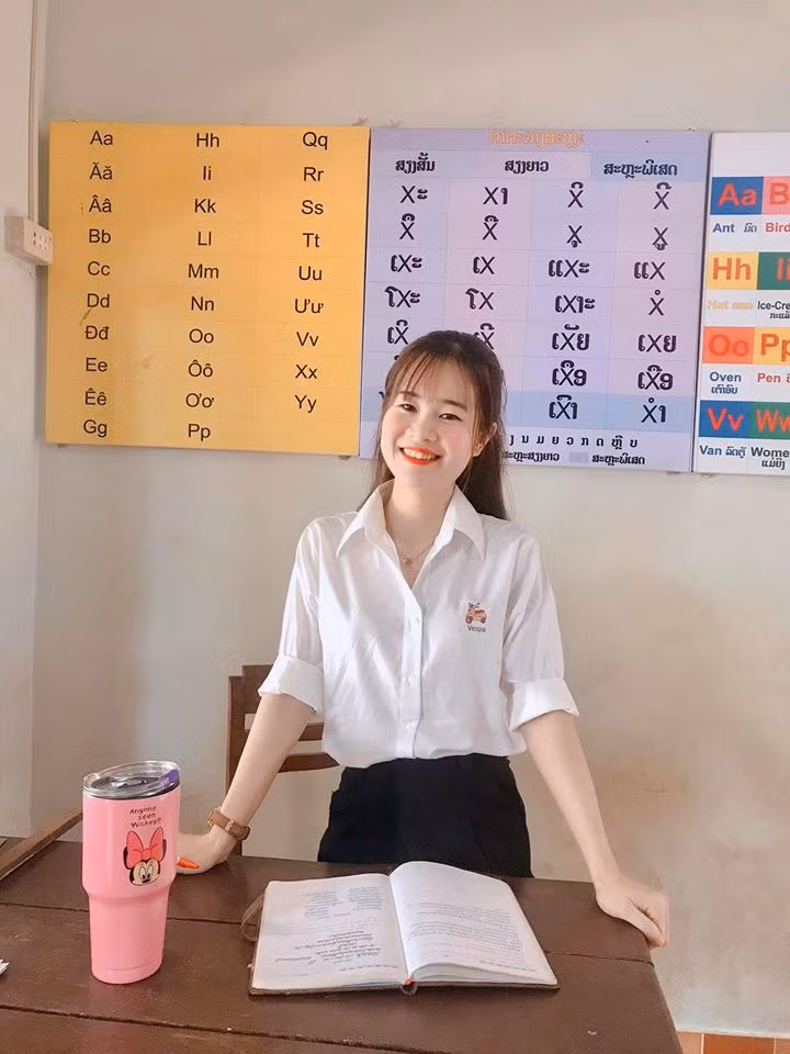 Hình ảnh cô giáo Ly Ly tại lớp học tiếng Việt tại nước bạn Lào. Ảnh: FB nhân vật