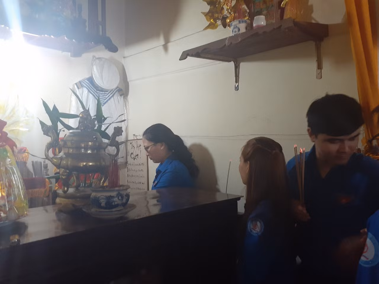 Đại diện thế hệ trẻ trường Đông Hà thắp hương tưởng nhớ liệt sĩ Hoàng Ánh Đông.