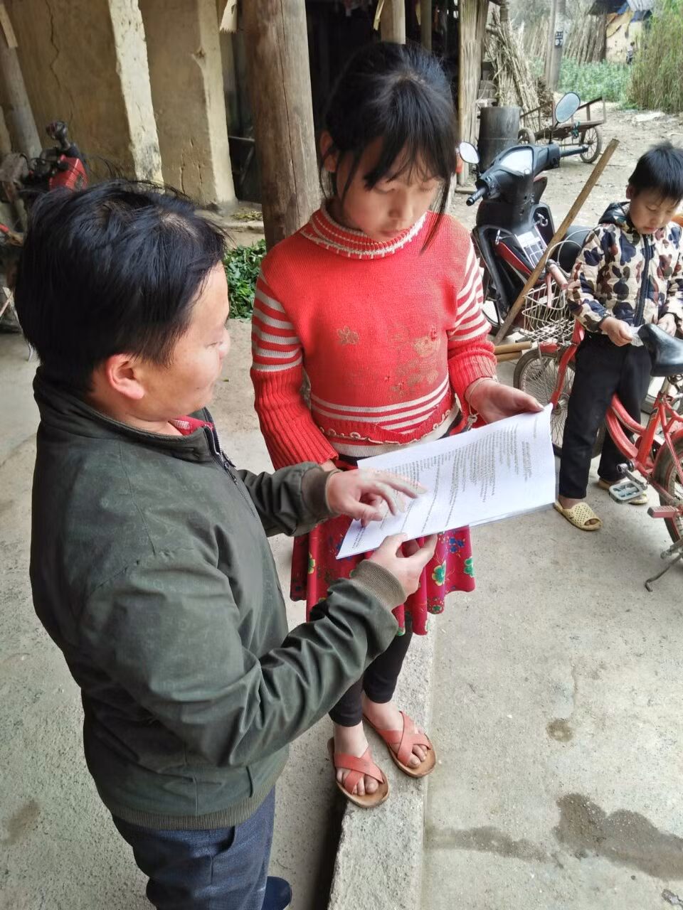 Bên cạnh thầy cô giáo tại trường, phụ huynh học sinh cũng tích cực nhắc nhở các em ôn luyện đúng hướng dẫn của ngành giáo dục. Bên cạnh thầy cô giáo tại trường, phụ huynh học sinh cũng tích cực nhắc nhở các em ôn luyện đúng hướng dẫn của ngành giáo dục.