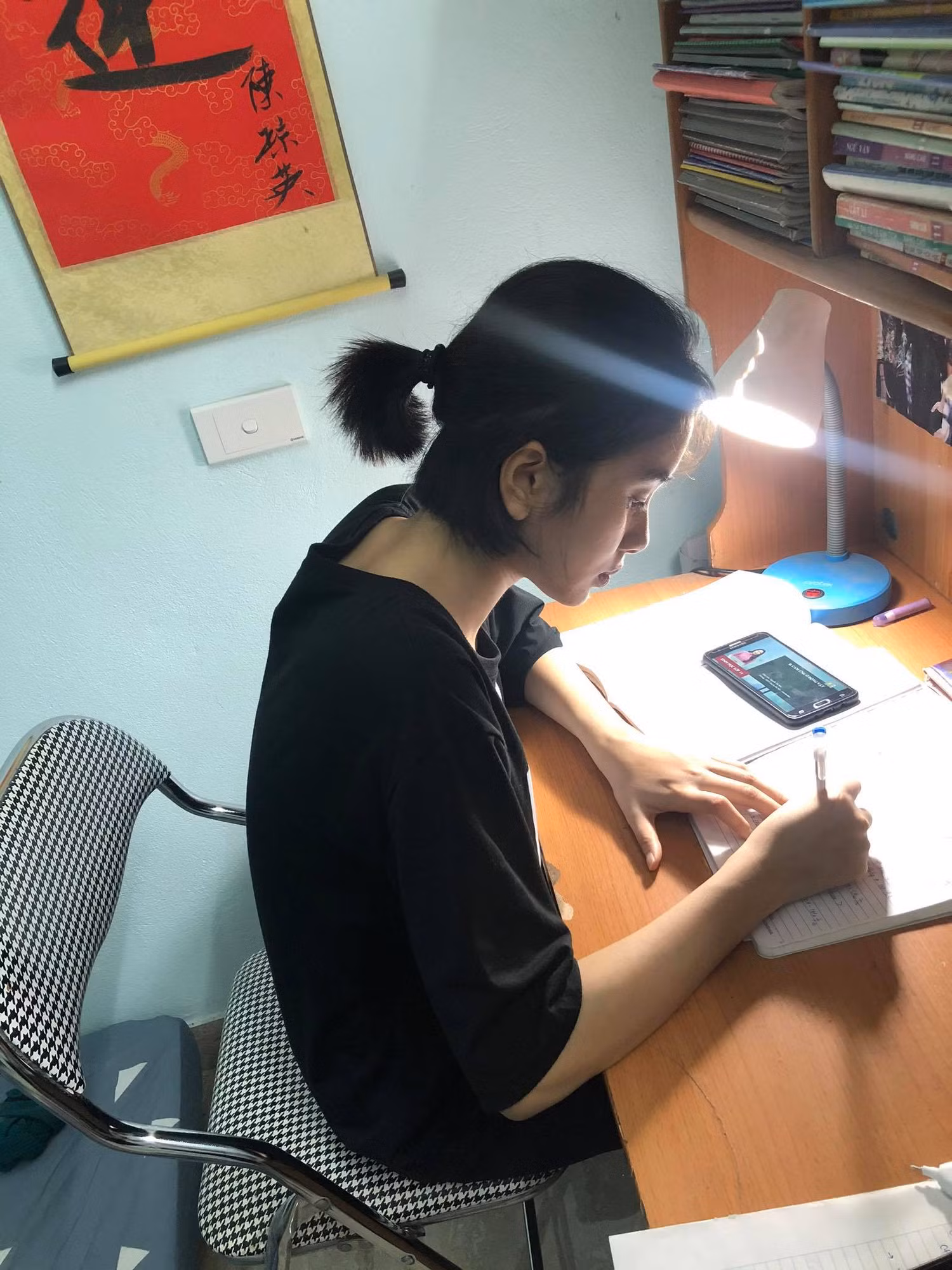 Như Quỳnh xem lại video dạy học trên truyền hình. Ảnh: Nhân vật cung cấp.