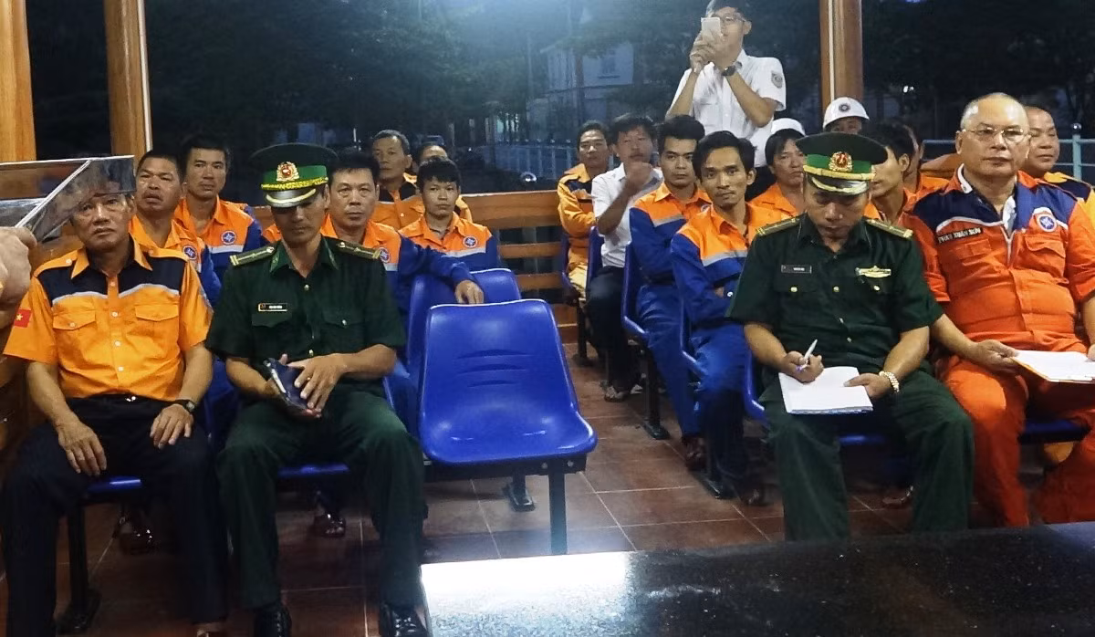 11 thuyền viên tàu Hải Hà 38 được đưa vào bờ an toàn. Ảnh: MRCC 11 thuyền viên tàu Hải Hà 38 được đưa vào bờ an toàn. Ảnh: MRCC