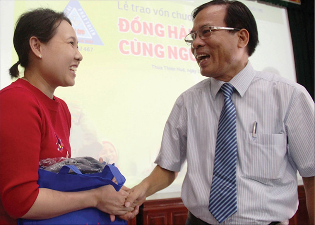 Lãnh đạo sở Giáo dục và Đào tạo tỉnh Thừa Thiên Huế thăm hỏi động viên cô Lý (ảnh: NVCC) Lãnh đạo sở Giáo dục và Đào tạo tỉnh Thừa Thiên Huế thăm hỏi động viên cô Lý (ảnh: NVCC)